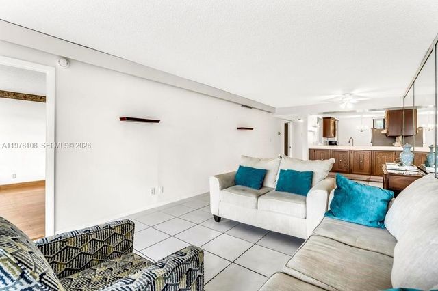 5802 Coral Lake Dr 102, Margate, FL 33063