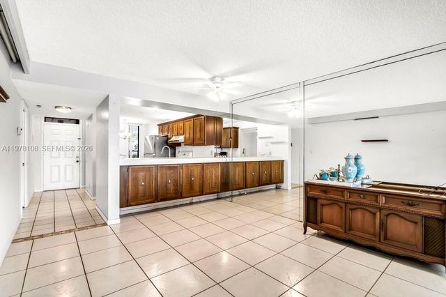 5802 Coral Lake Dr 102, Margate, FL 33063