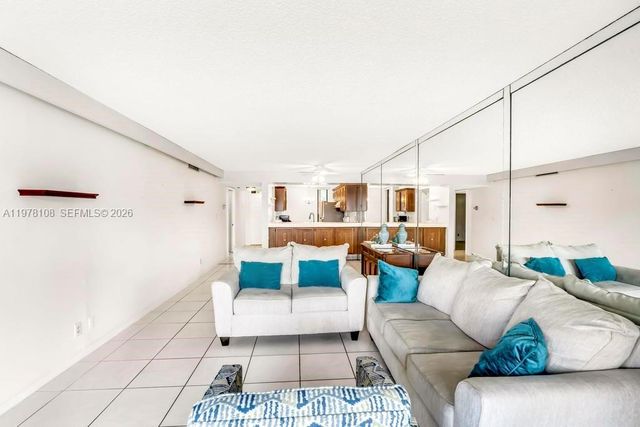 5802 Coral Lake Dr 102, Margate, FL 33063