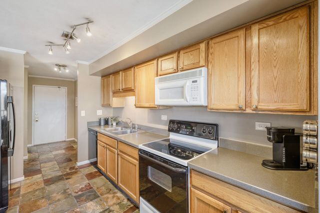 35 S Baybrook Drive 610, Palatine, IL 60074