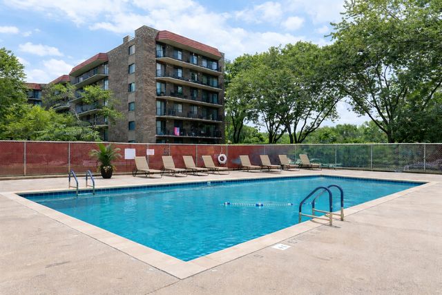 35 S Baybrook Drive 610, Palatine, IL 60074