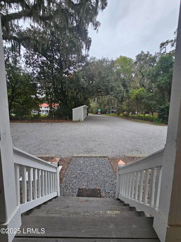 1105 13th St Apt E, Port Royal, SC 29935