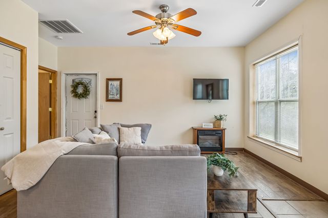 18 York Ln, Elmwood, TN 38560