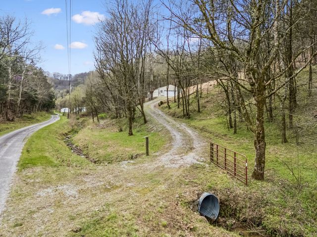 18 York Ln, Elmwood, TN 38560