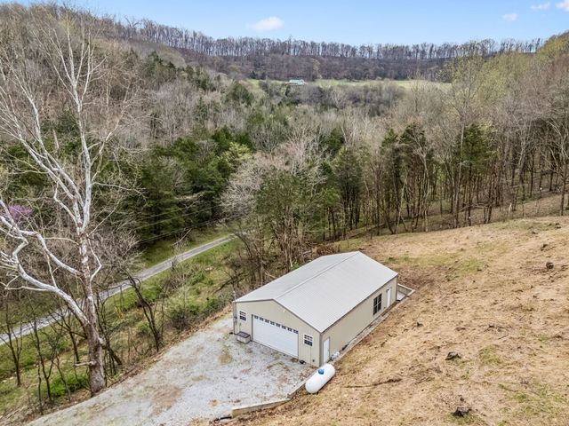 18 York Ln, Elmwood, TN 38560