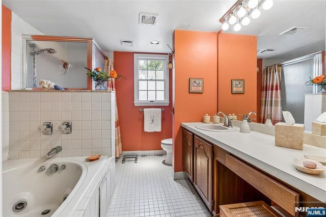 8 Quartz Lane, Paterson, NJ 07501