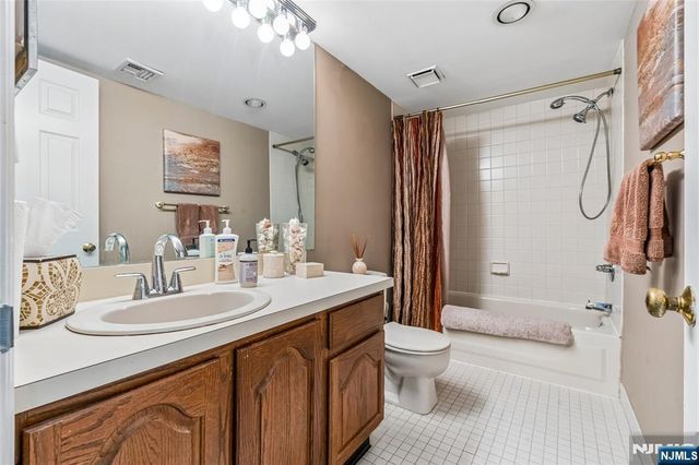 8 Quartz Lane, Paterson, NJ 07501
