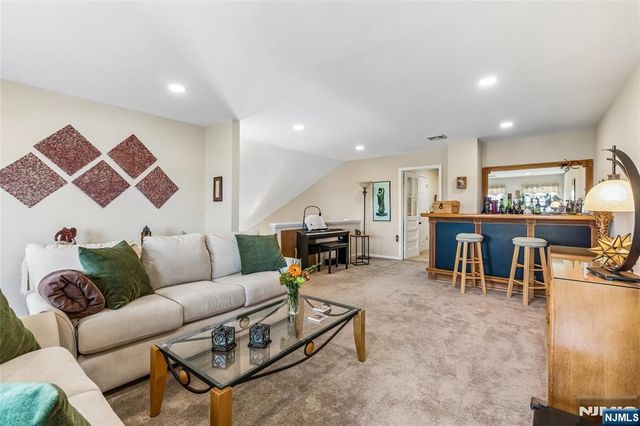 8 Quartz Lane, Paterson, NJ 07501