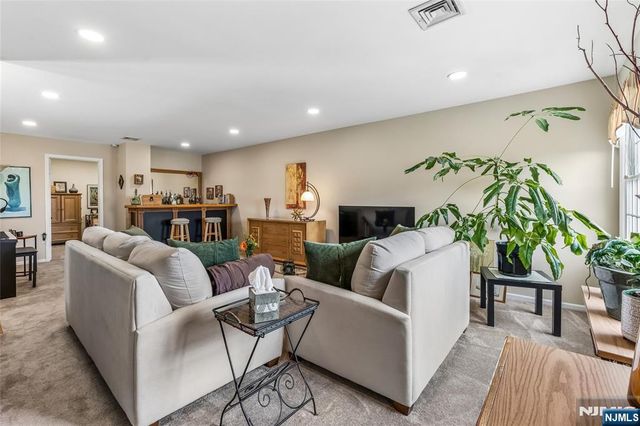 8 Quartz Lane, Paterson, NJ 07501