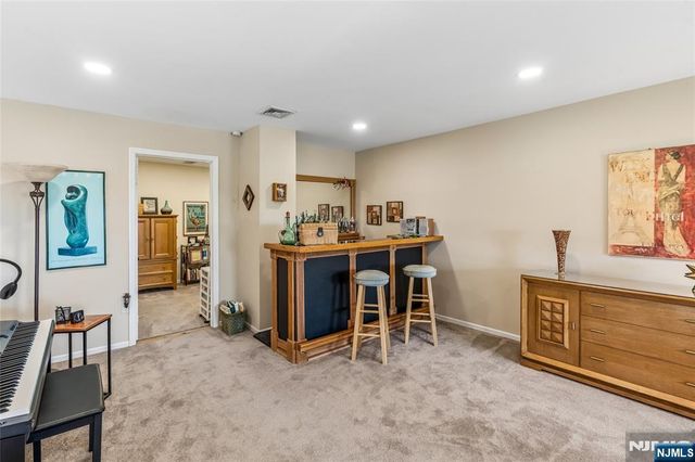 8 Quartz Lane, Paterson, NJ 07501