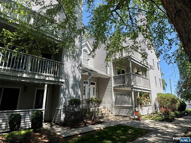 8 Quartz Lane, Paterson, NJ 07501