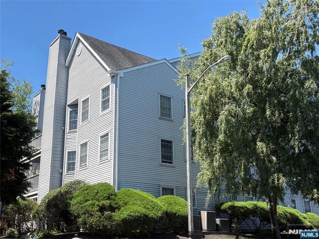 8 Quartz Lane, Paterson, NJ 07501