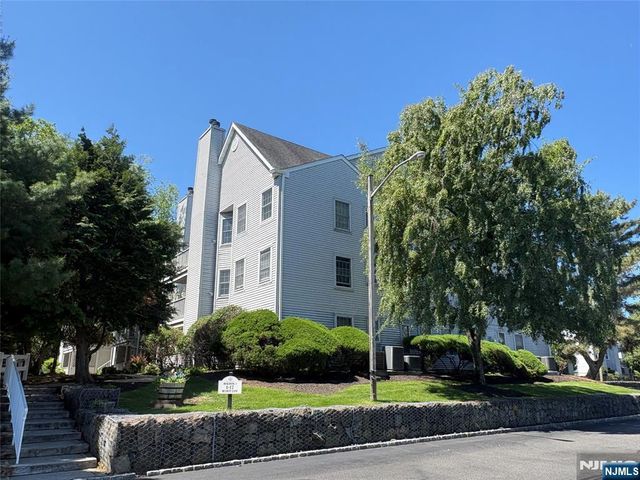 8 Quartz Lane, Paterson, NJ 07501
