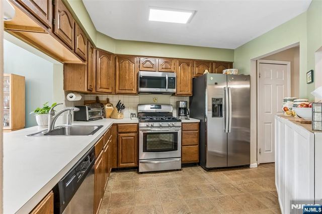 8 Quartz Lane, Paterson, NJ 07501