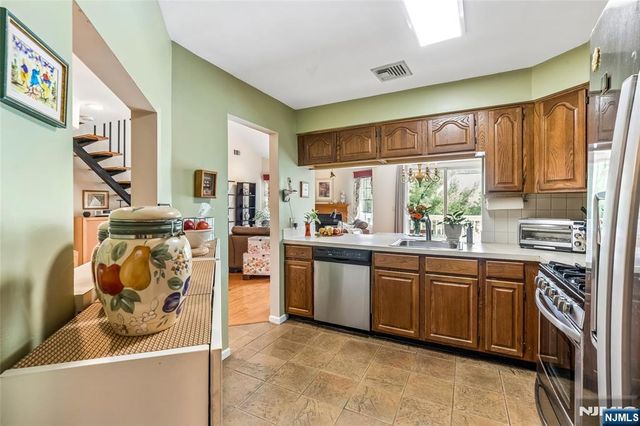 8 Quartz Lane, Paterson, NJ 07501
