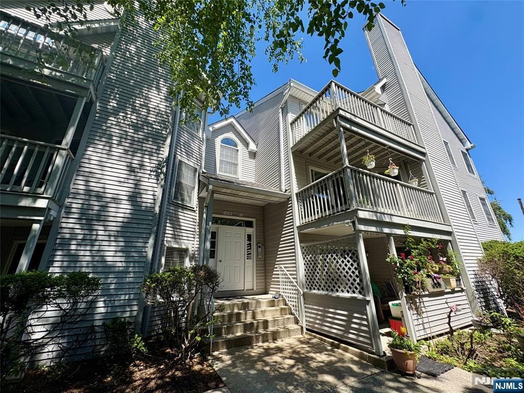 8 Quartz Lane, Paterson, NJ 07501
