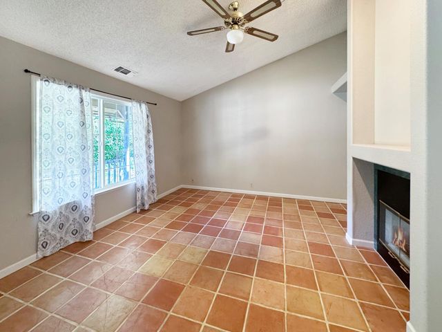 25124 Long Ct, Auburn, CA 95602