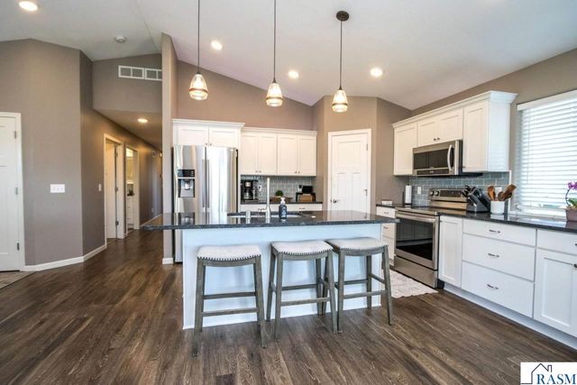 2206 Rolling Green Lane, North Mankato, MN 56003