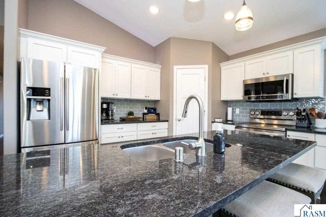 2206 Rolling Green Lane, North Mankato, MN 56003