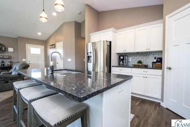 2206 Rolling Green Lane, North Mankato, MN 56003