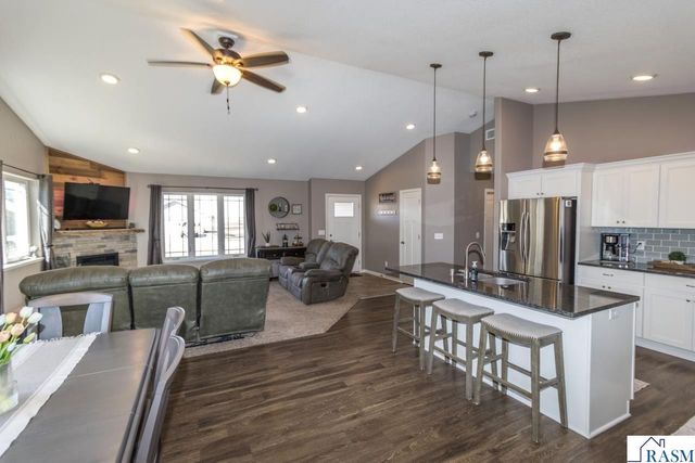 2206 Rolling Green Lane, North Mankato, MN 56003