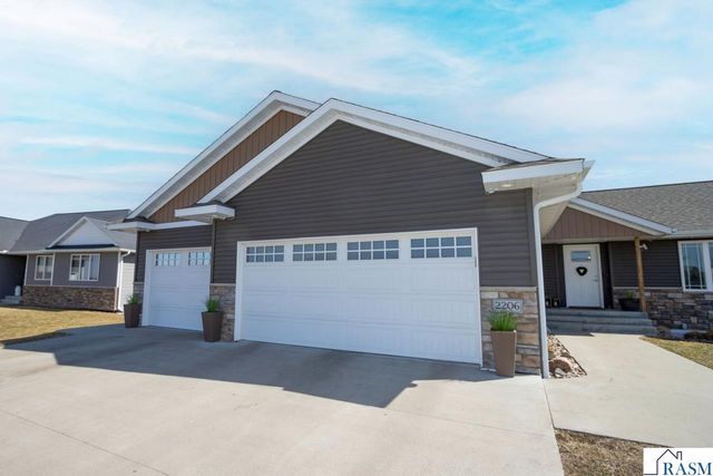 2206 Rolling Green Lane, North Mankato, MN 56003