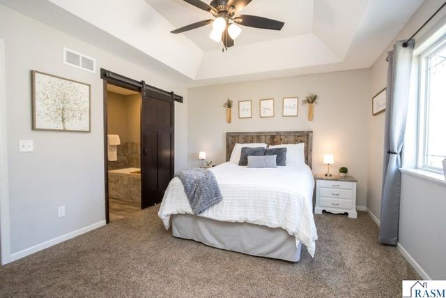 2206 Rolling Green Lane, North Mankato, MN 56003