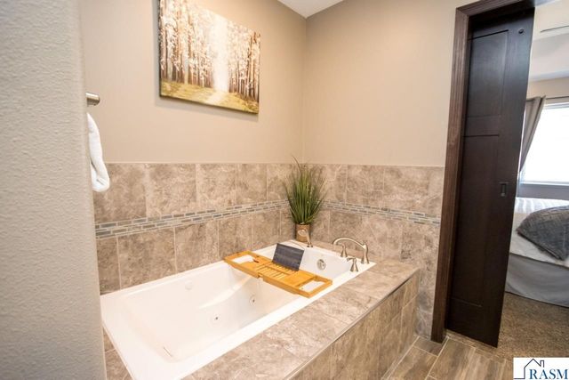 2206 Rolling Green Lane, North Mankato, MN 56003