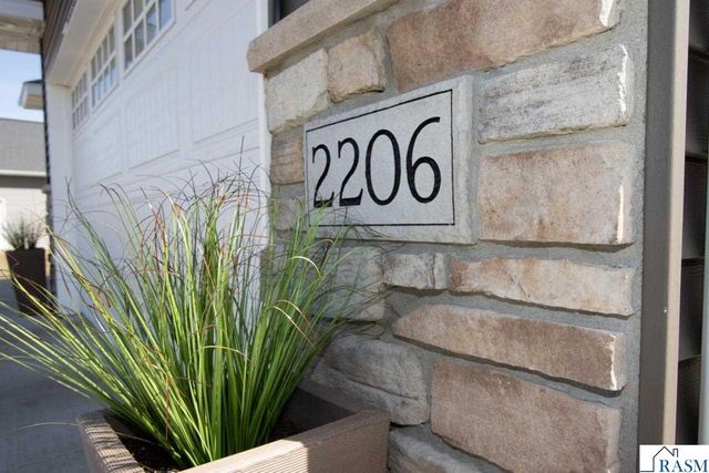 2206 Rolling Green Lane, North Mankato, MN 56003