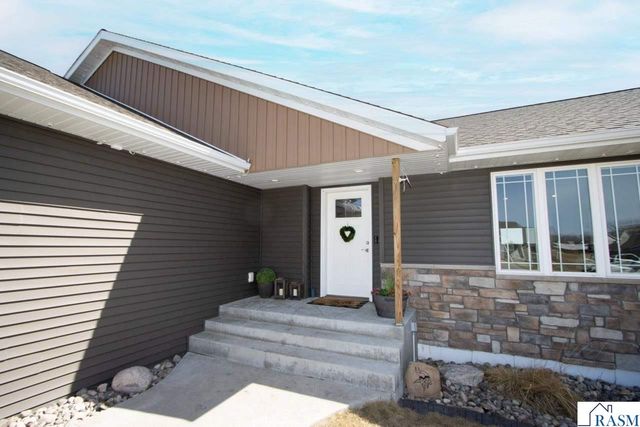 2206 Rolling Green Lane, North Mankato, MN 56003