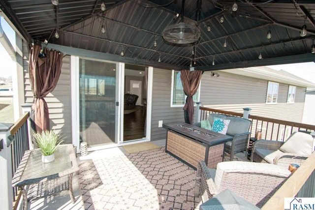 2206 Rolling Green Lane, North Mankato, MN 56003