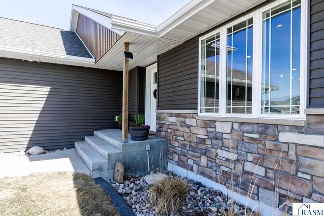 2206 Rolling Green Lane, North Mankato, MN 56003