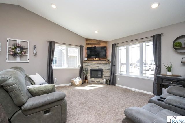 2206 Rolling Green Lane, North Mankato, MN 56003