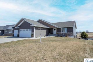 2206 Rolling Green Lane, North Mankato, MN 56003