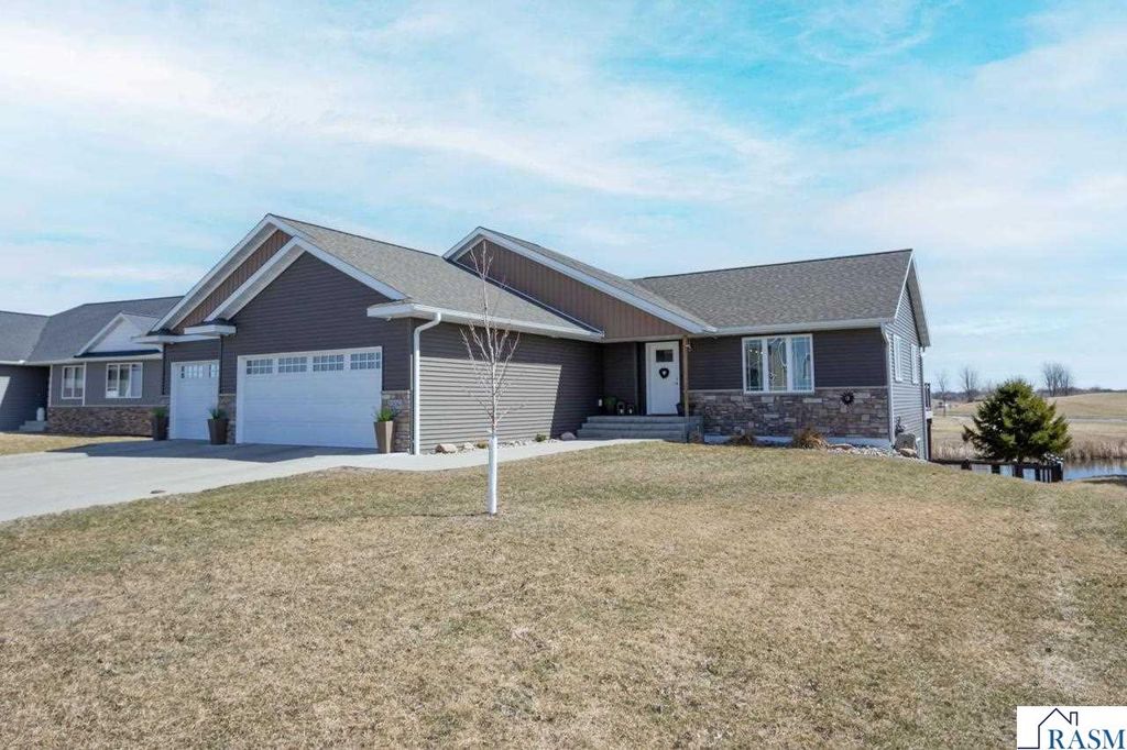2206 Rolling Green Lane, North Mankato, MN 56003