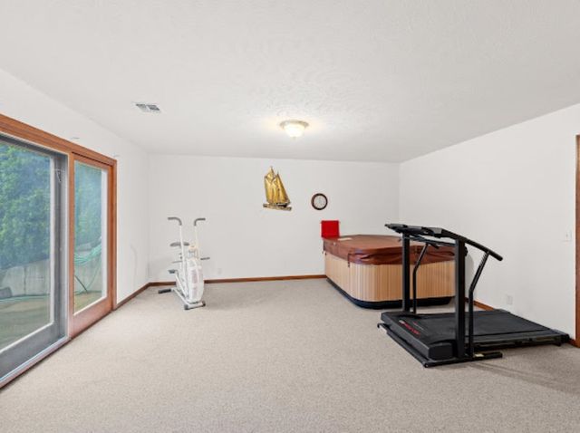 1250 Columbine Cir, Salina, KS 67401