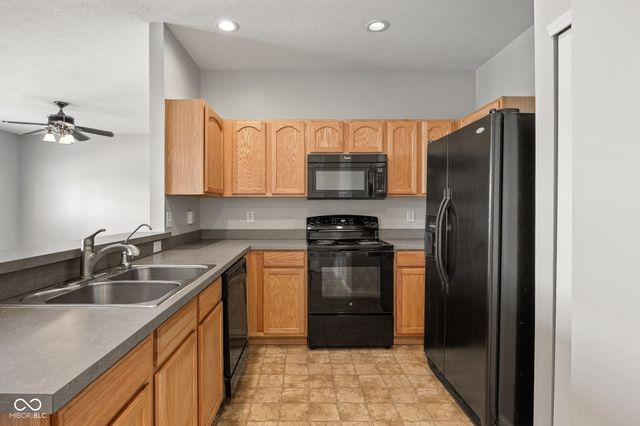 12175 Bubbling Brook Drive UNIT 1100, Fishers, IN 46038
