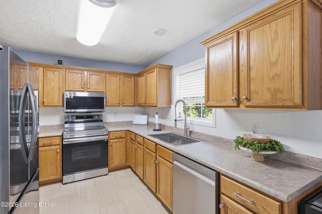 1003 Whispering Oak Dr, Bardstown, KY 40004