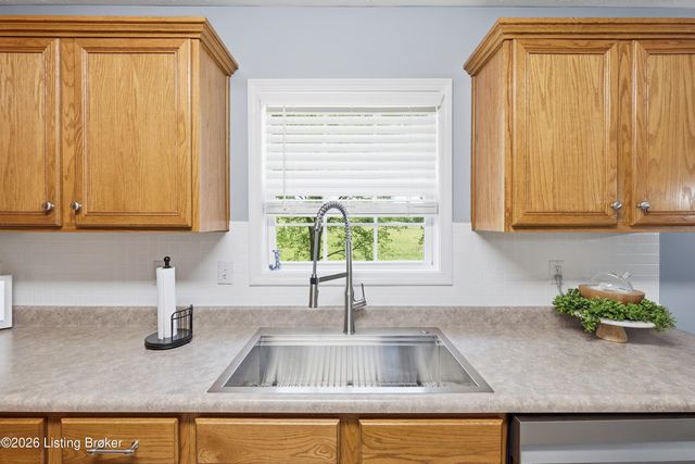 1003 Whispering Oak Dr, Bardstown, KY 40004