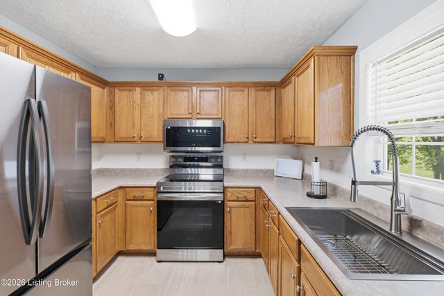 1003 Whispering Oak Dr, Bardstown, KY 40004