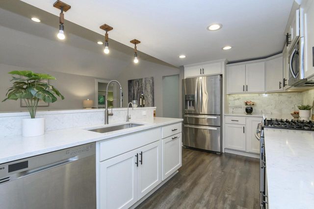 W344S10664 Island View LANE, Mukwonago, WI 53149
