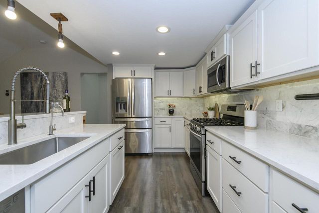 W344S10664 Island View LANE, Mukwonago, WI 53149