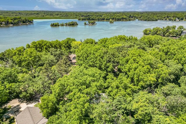 W344S10664 Island View LANE, Mukwonago, WI 53149