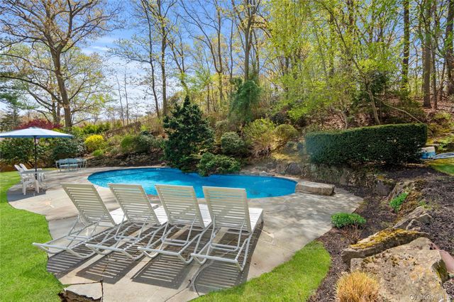 6 Beaumont Drive, Melville, NY 11747