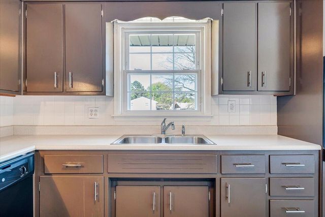 2407 Laura RD, Roanoke, VA 24017