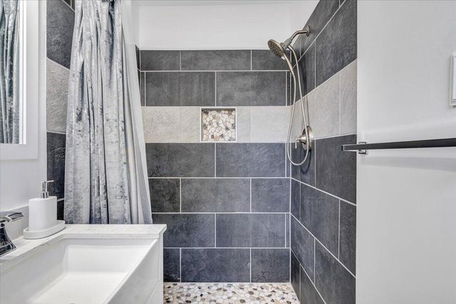 2407 Laura RD, Roanoke, VA 24017