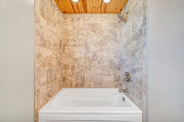 2407 Laura RD, Roanoke, VA 24017