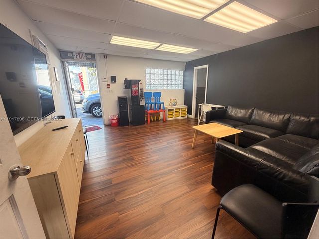 7298 NW 54th St, Miami, FL 33166