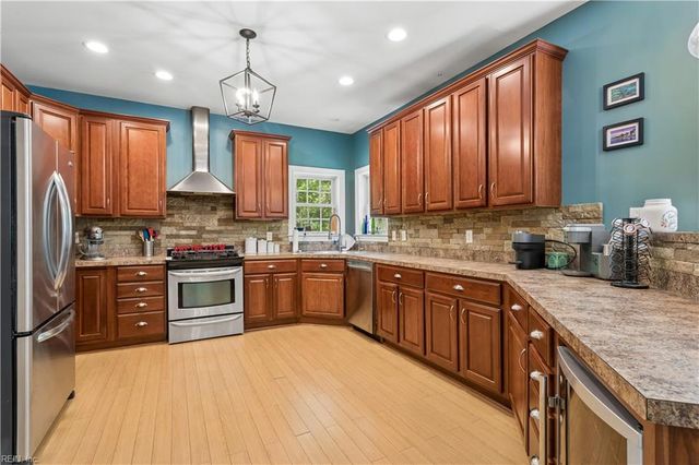 10107 Woods Creek LN, Gloucester, VA 23061
