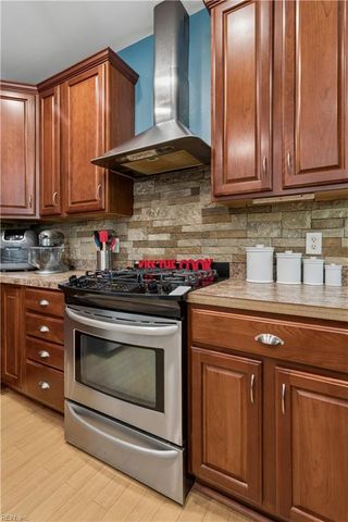 10107 Woods Creek LN, Gloucester, VA 23061